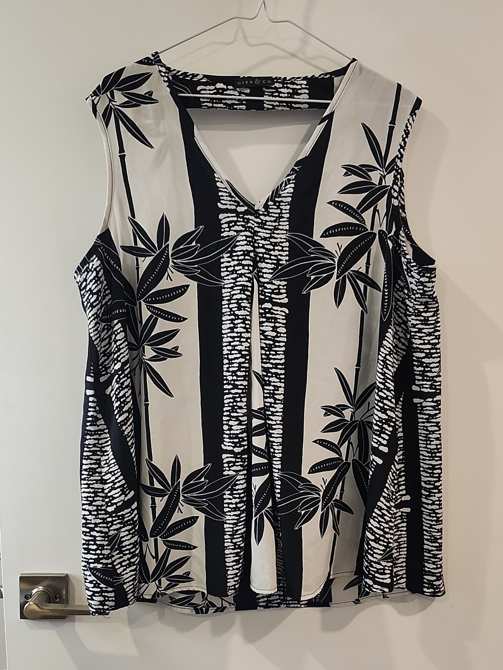 🔥 3/$25 🔥 P2P 22" Black & White Sleeveless V-Neck Floral Stripe Top
